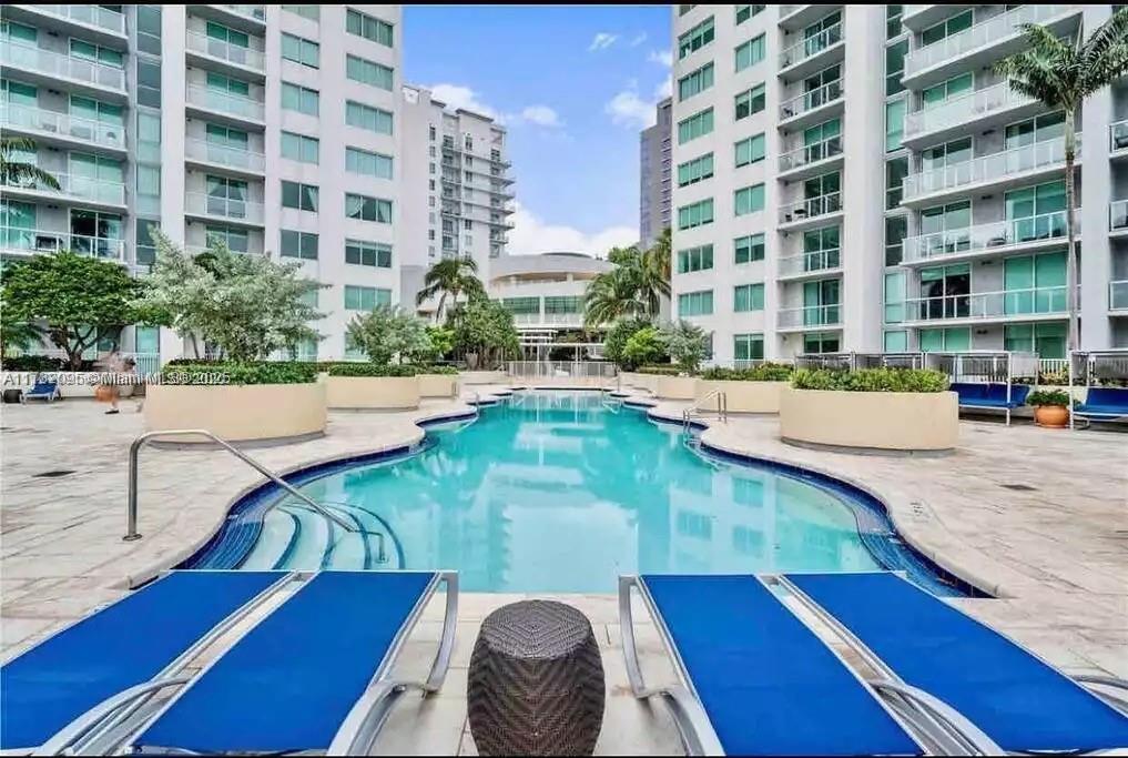 244 Biscayne Blvd in Miami, FL - Building Photo