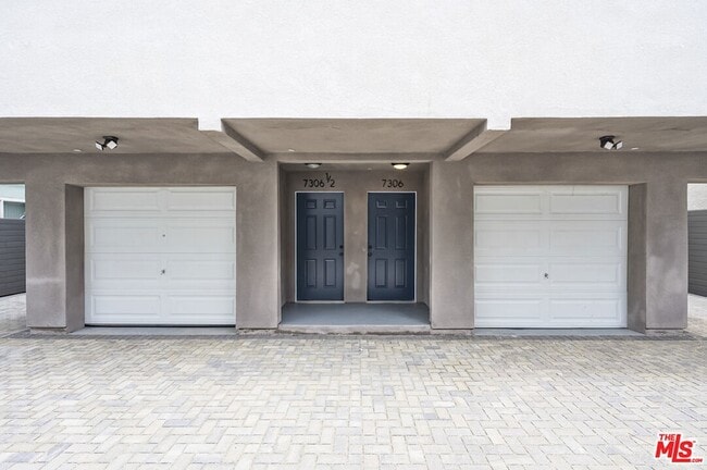 7306 Independence Ave in Los Angeles, CA - Foto de edificio - Building Photo