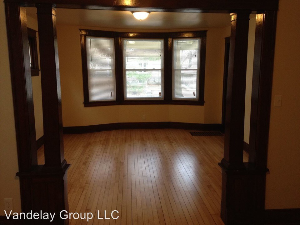 2404 N Dousman St in Milwaukee, WI - Building Photo