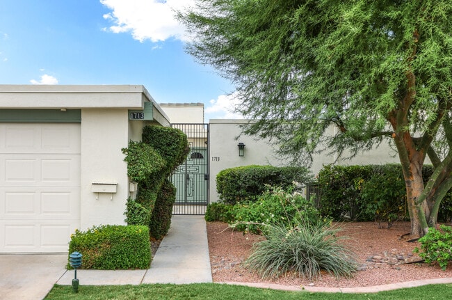 1713 Grand Bahama Dr W in Palm Springs, CA - Building Photo - Building Photo
