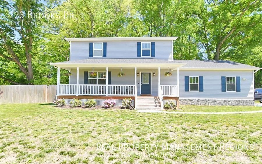 223 Brooks Dr in Colonial Beach, VA - Building Photo