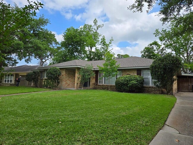 3611 Broadmead Dr