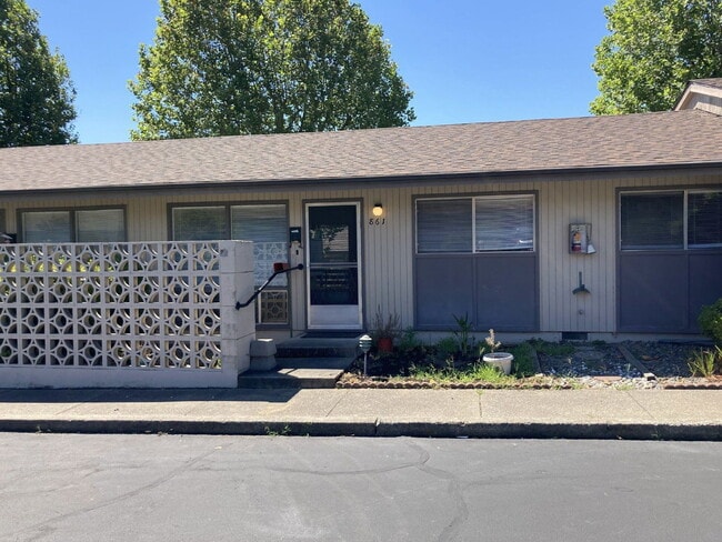 861 NE Alameda Ave in Roseburg, OR - Building Photo - Building Photo