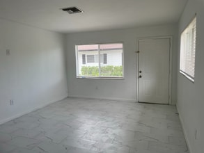 627 92nd Ave N in Naples, FL - Foto de edificio - Building Photo