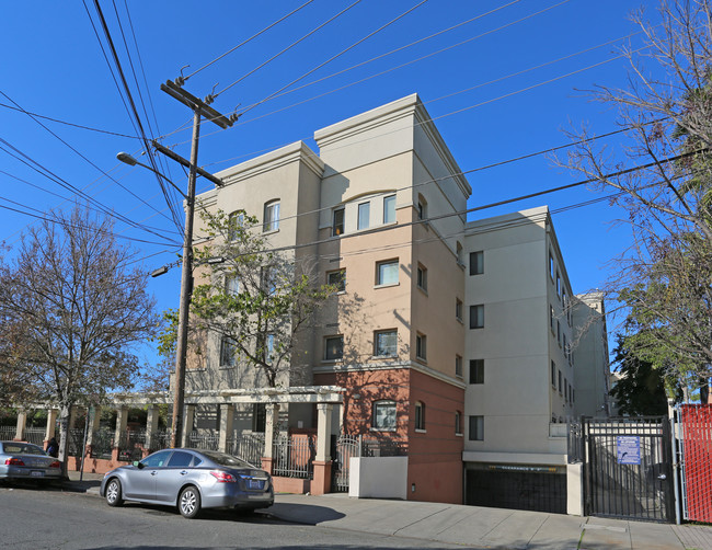 Las Bougainvilleas in Oakland, CA - Foto de edificio - Building Photo