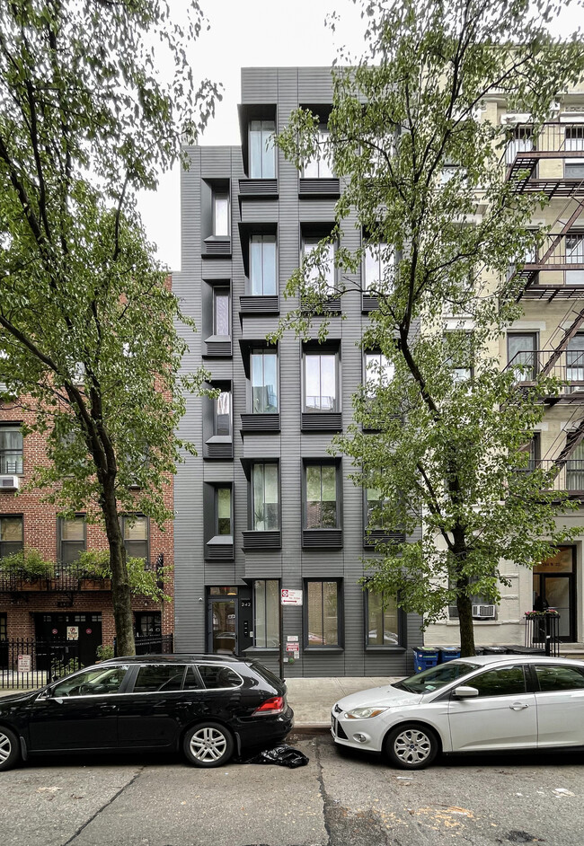 242 W 22nd St