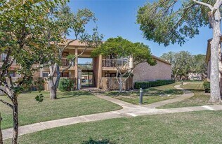 16301 Ledgemont Ln in Addison, TX - Building Photo