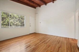 978 S Barrington Ave in Los Angeles, CA - Building Photo - Building Photo