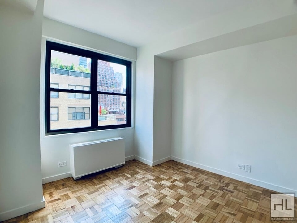 EAST 49 STREET in New York, NY - Building Photo