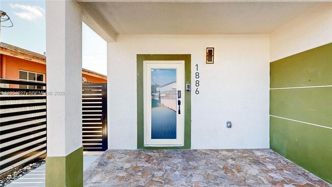 1886 NW 68th St in Miami, FL - Foto de edificio - Building Photo