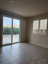 319 E Liverno Ave in Tracy, CA - Foto de edificio - Building Photo