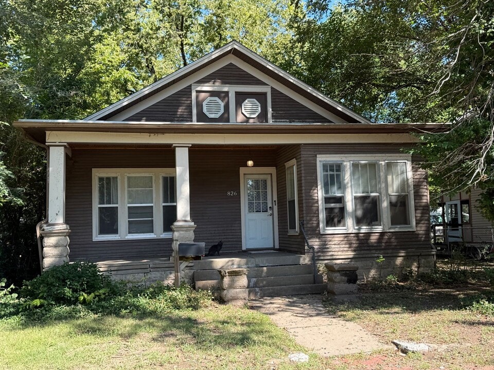 826 Colorado St in Manhattan, KS - Building Photo
