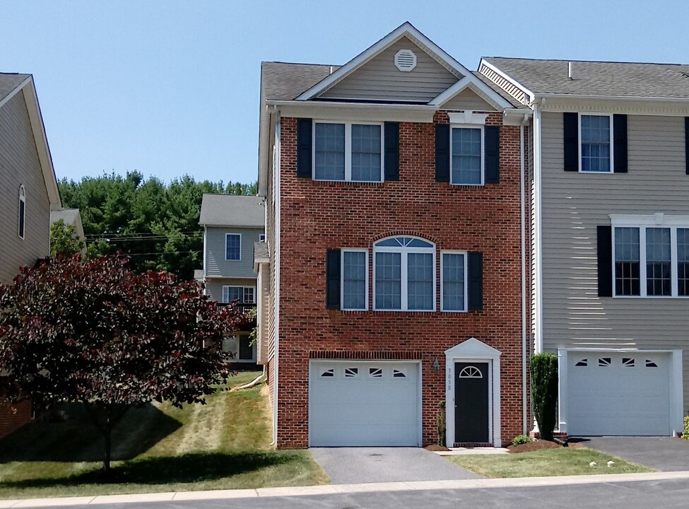 3058 Crystal Spring Ln in Harrisonburg, VA - Building Photo