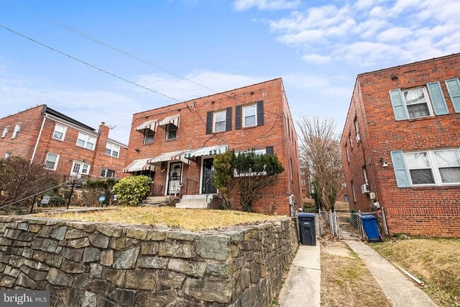 2412 18th St SE in Washington, DC - Foto de edificio - Building Photo