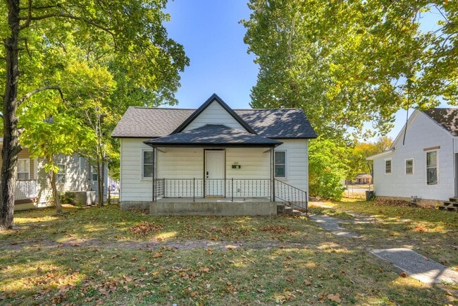 property at 1519 S Sergeant Ave
