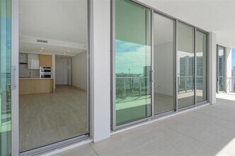 301 Quay Commons in Sarasota, FL - Foto de edificio - Building Photo