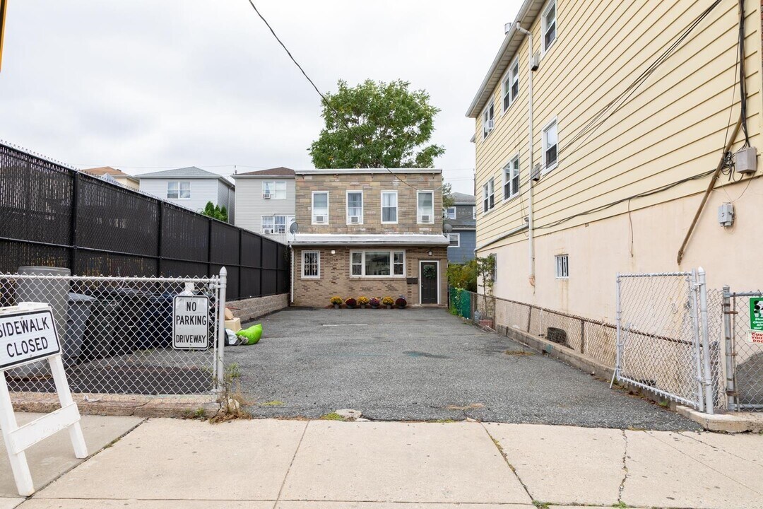 129 71st St in Guttenberg, NJ - Building Photo