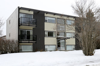 2730 40th St SW in Calgary, AB - Building Photo - Building Photo