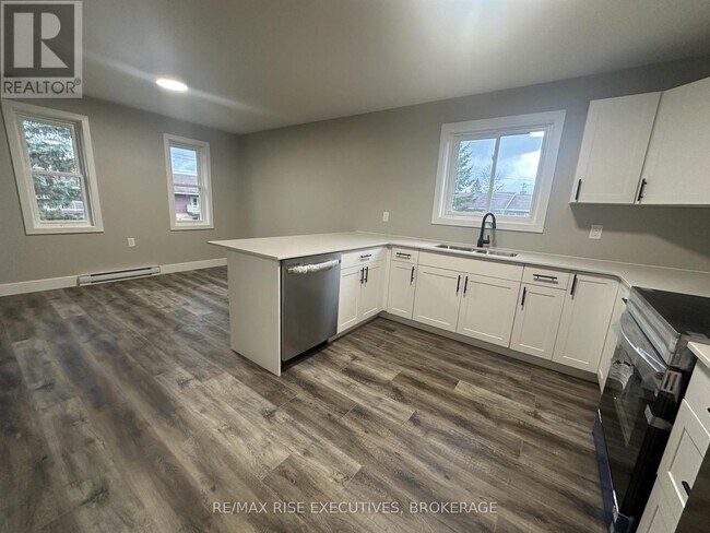 565 Emma St in Gananoque, ON - Building Photo - Building Photo