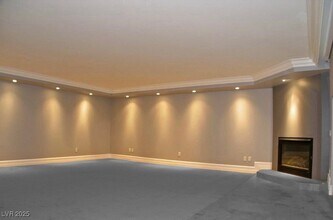 2747 Paradise Rd in Las Vegas, NV - Building Photo - Building Photo