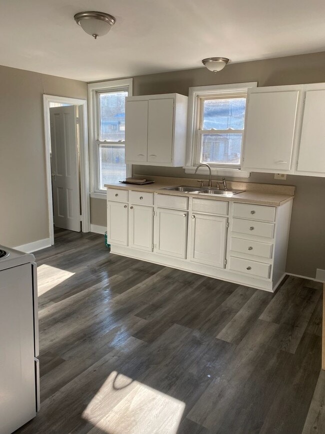 139-149 W Broadway St - Mixed Use