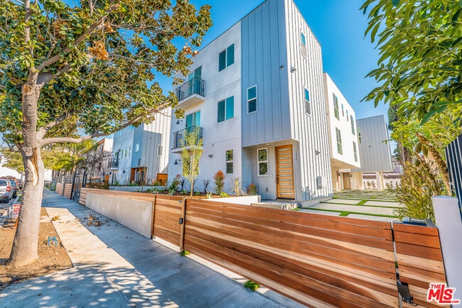 property at 1238 1/2 Beachwood Dr