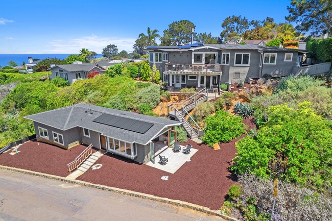 555 Amphitheatre Dr in Del Mar, CA - Foto de edificio - Building Photo