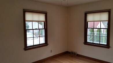 8329 W North Ave, Unit 1 in Wauwatosa, WI - Foto de edificio - Building Photo