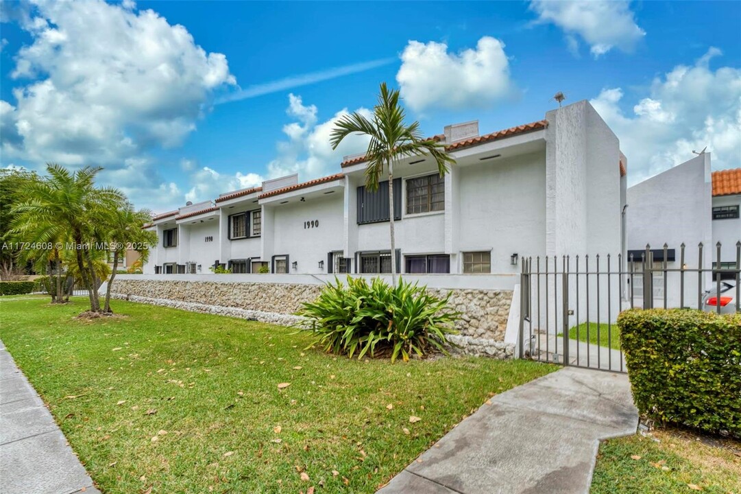 1990 Brickell Ave, Unit G in Miami, FL - Foto de edificio
