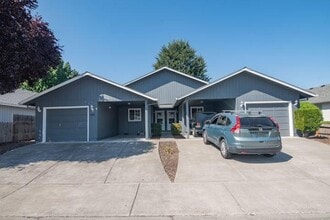 565 Primrose Dr in Central Point, OR - Building Photo - Building Photo