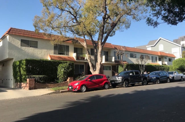 1323 S Carmelina Ave, Unit 206 in Los Angeles, CA - Foto de edificio - Building Photo