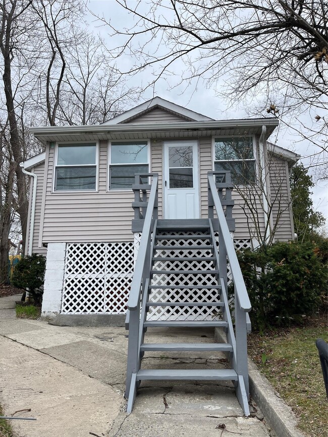 90 Lake Dr in Lake Peekskill, NY - Foto de edificio - Building Photo