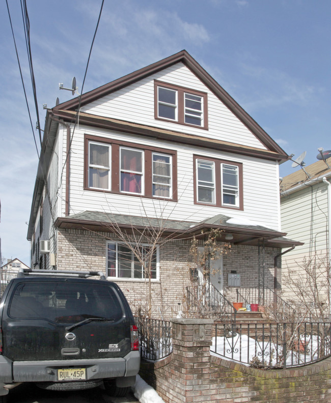 632 Adams Ave in Elizabeth, NJ - Building Photo - Building Photo