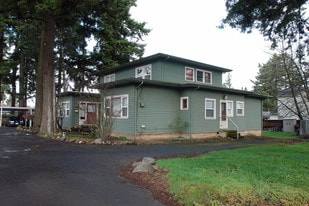 13127 NE Halsey St in Portland, OR - Building Photo