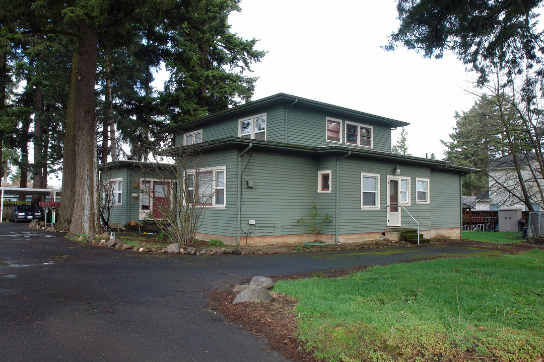 13127 NE Halsey St in Portland, OR - Building Photo