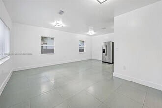 911 Sharar Ave in Opa Locka, FL - Foto de edificio - Building Photo