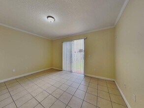8113 NW 198th St in Hialeah, FL - Building Photo - Building Photo