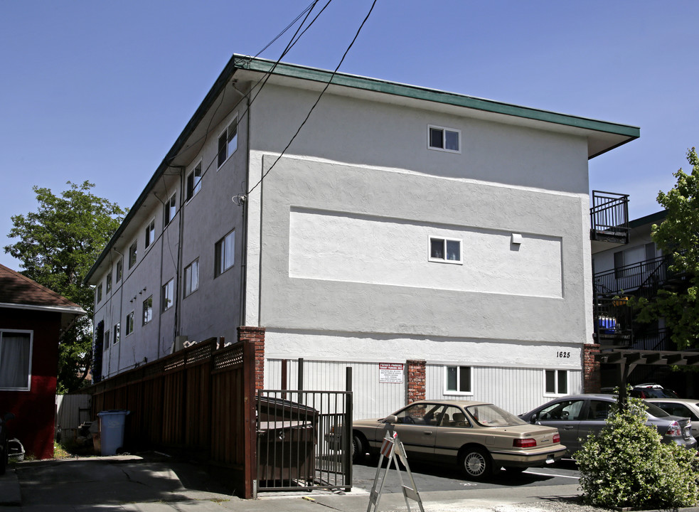 1625 Woolsey St in Berkeley, CA - Building Photo