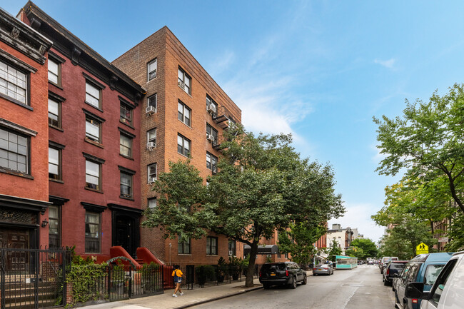 305 W 18th St in New York, NY - Building Photo - Building Photo