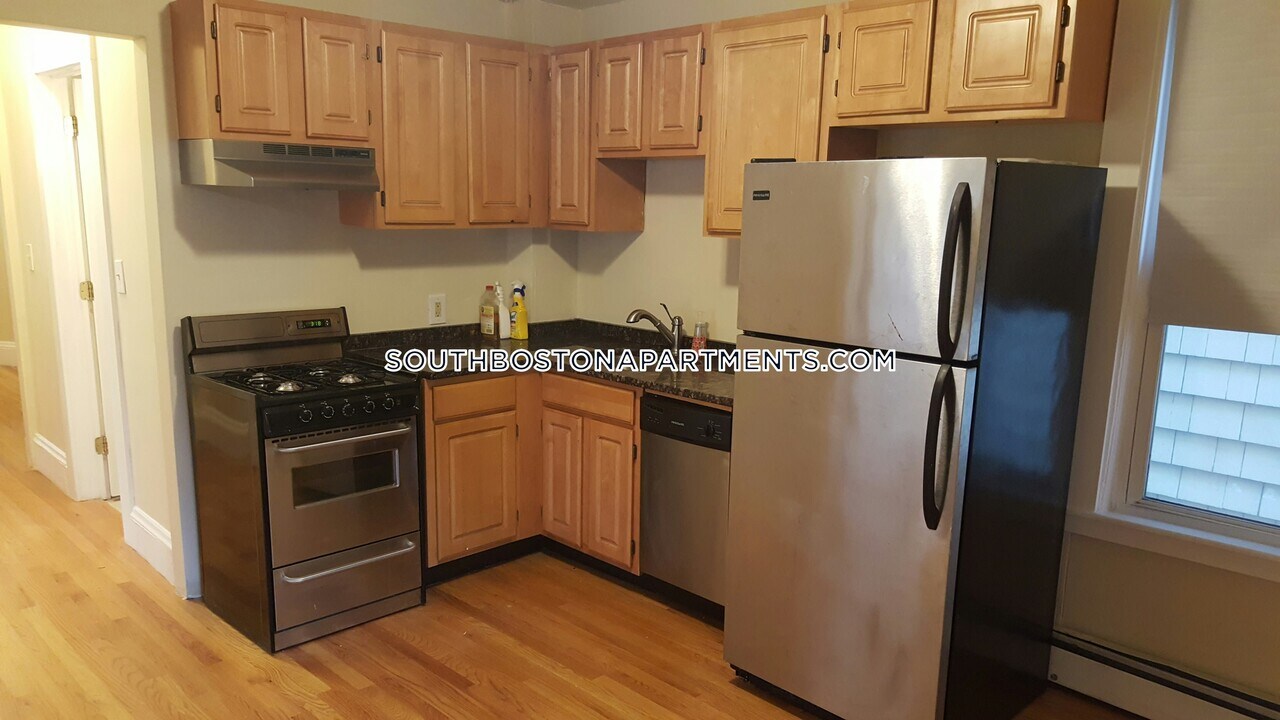 857 E 1st St, Unit 2 in Boston, MA - Foto de edificio