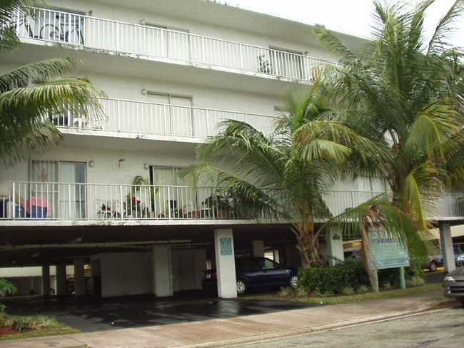 Biarritz Apartments in Miami Beach, FL - Building Photo - Building Photo