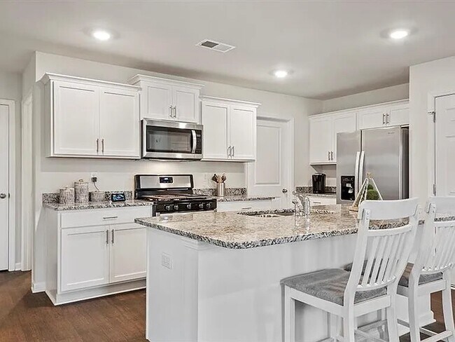 1915 Puffin Dr in Haw River, NC - Building Photo - Building Photo