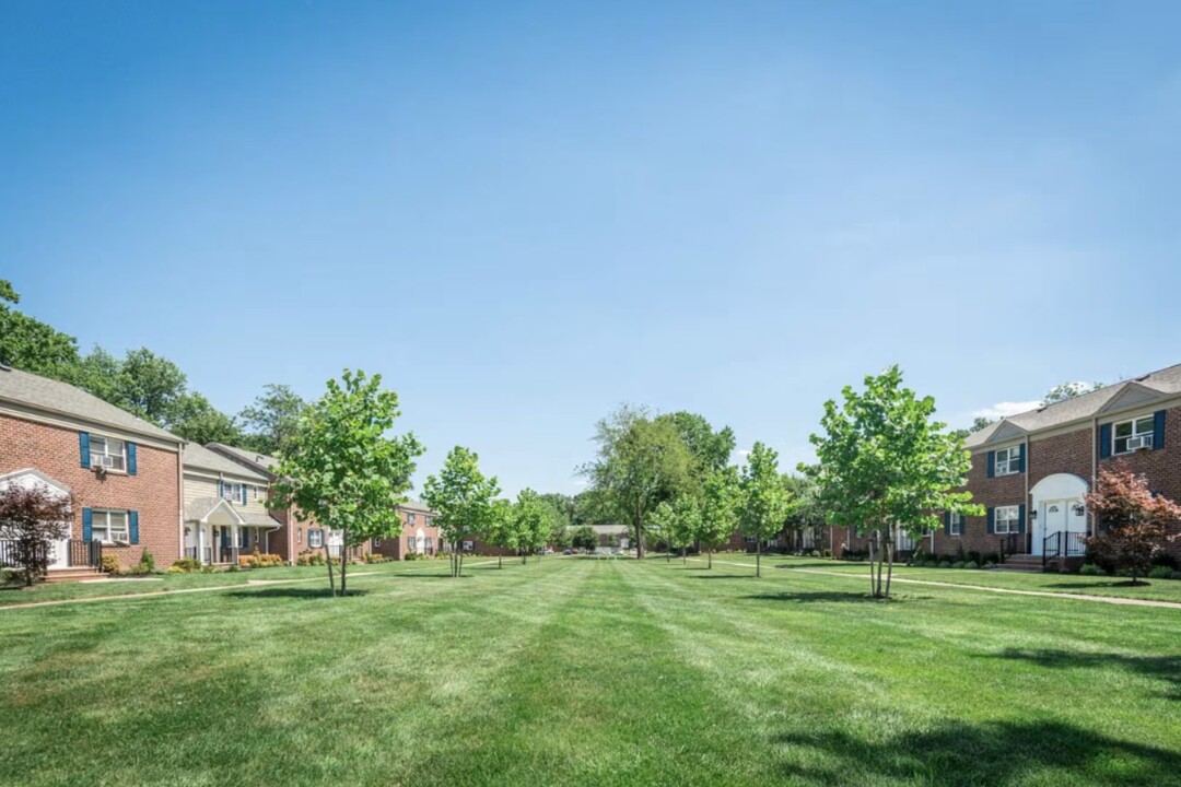 Livingston Terrace in New Brunswick, NJ - Foto de edificio