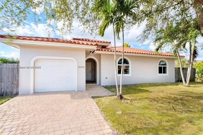 1690 SW 67th Ct in Miami, FL - Foto de edificio - Building Photo