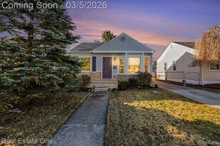 421 W Kalama Ave in Madison Heights, MI - Building Photo