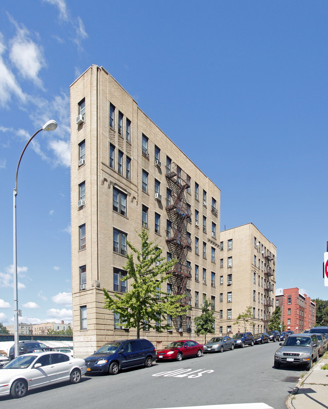 2455 Cruger Ave in Bronx, NY - Building Photo - Building Photo