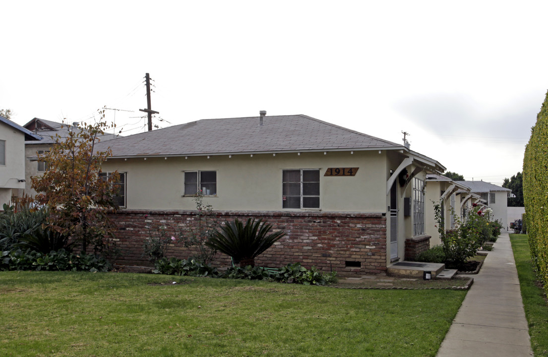 1914 2nd St in San Fernando, CA - Building Photo