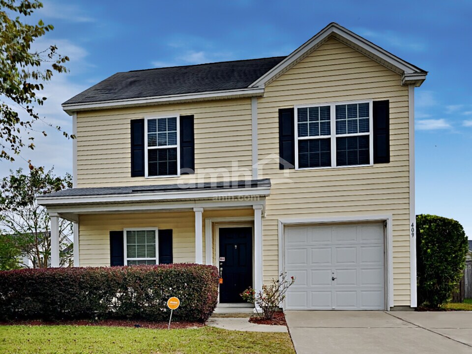 409 Lakewind Dr in Moncks Corner, SC - Building Photo