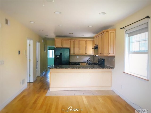 58-19 192nd St in Queens, NY - Building Photo