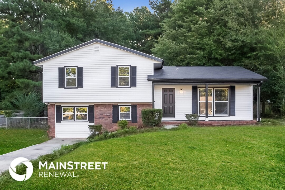 133 Burre Ln SW in Atlanta, GA - Building Photo